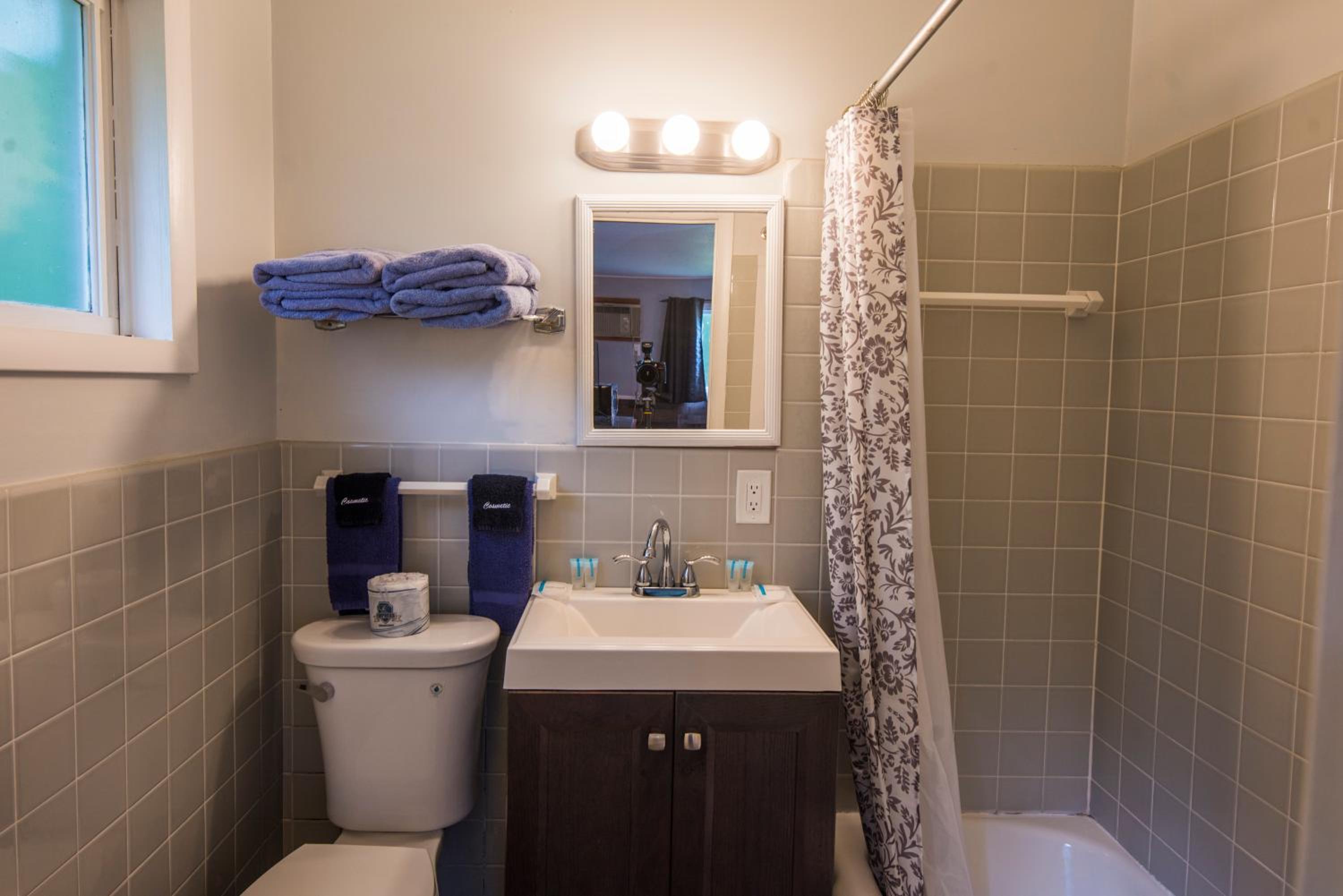Delton Oaks Resort Motel