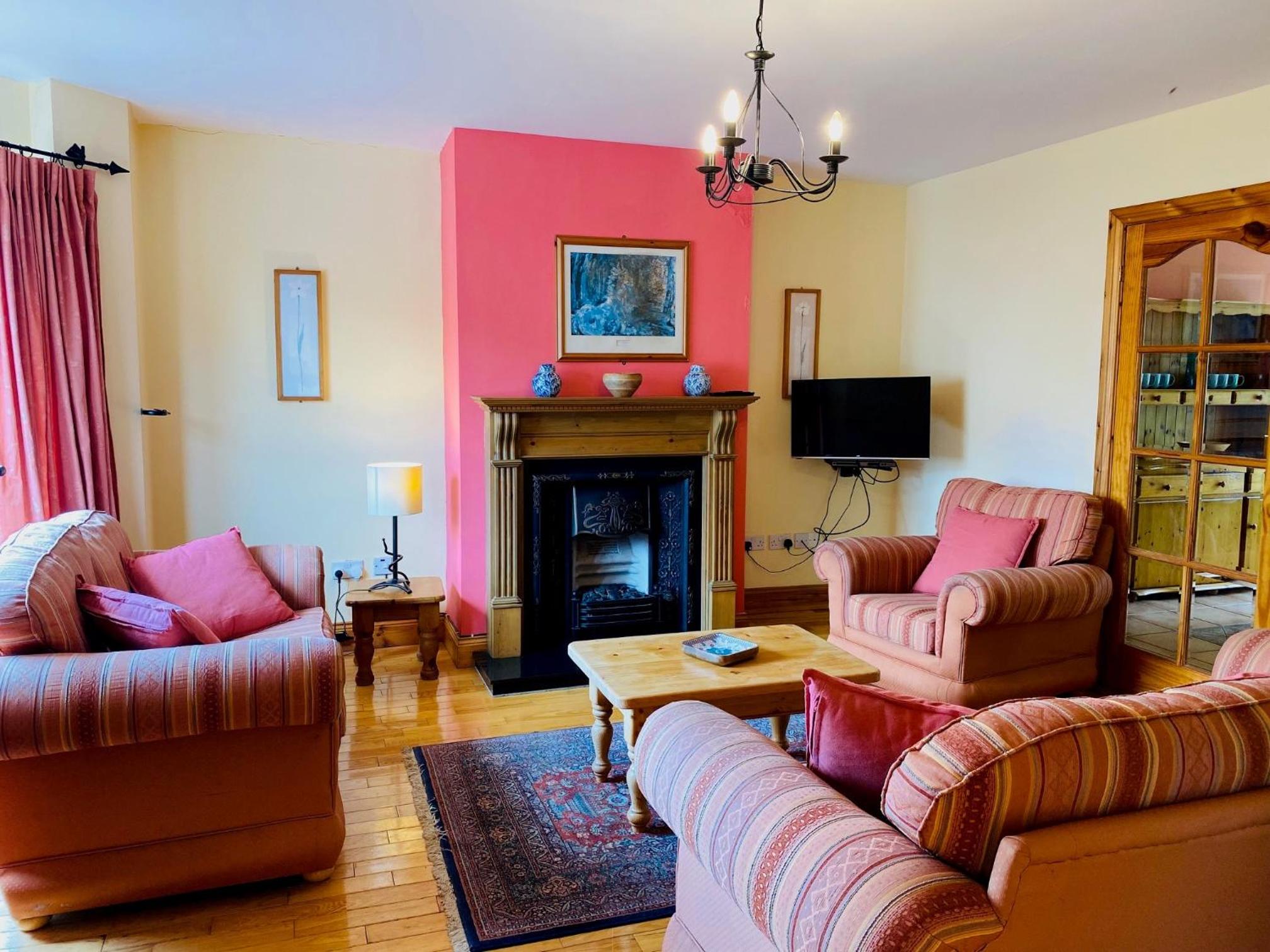 Convenient spacious 3 bedroom home in Kenmare town view 2