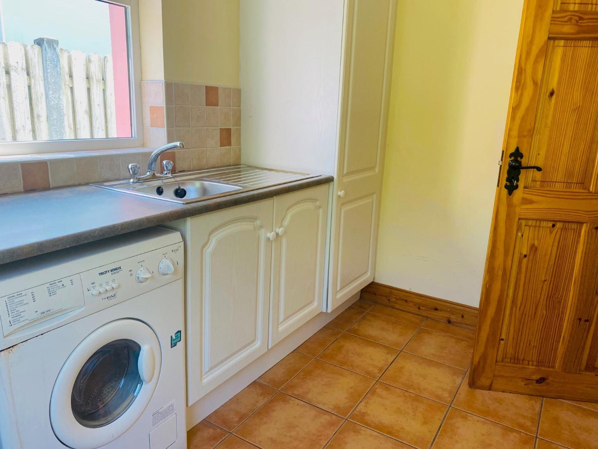 Convenient spacious 3 bedroom home in Kenmare town view 5