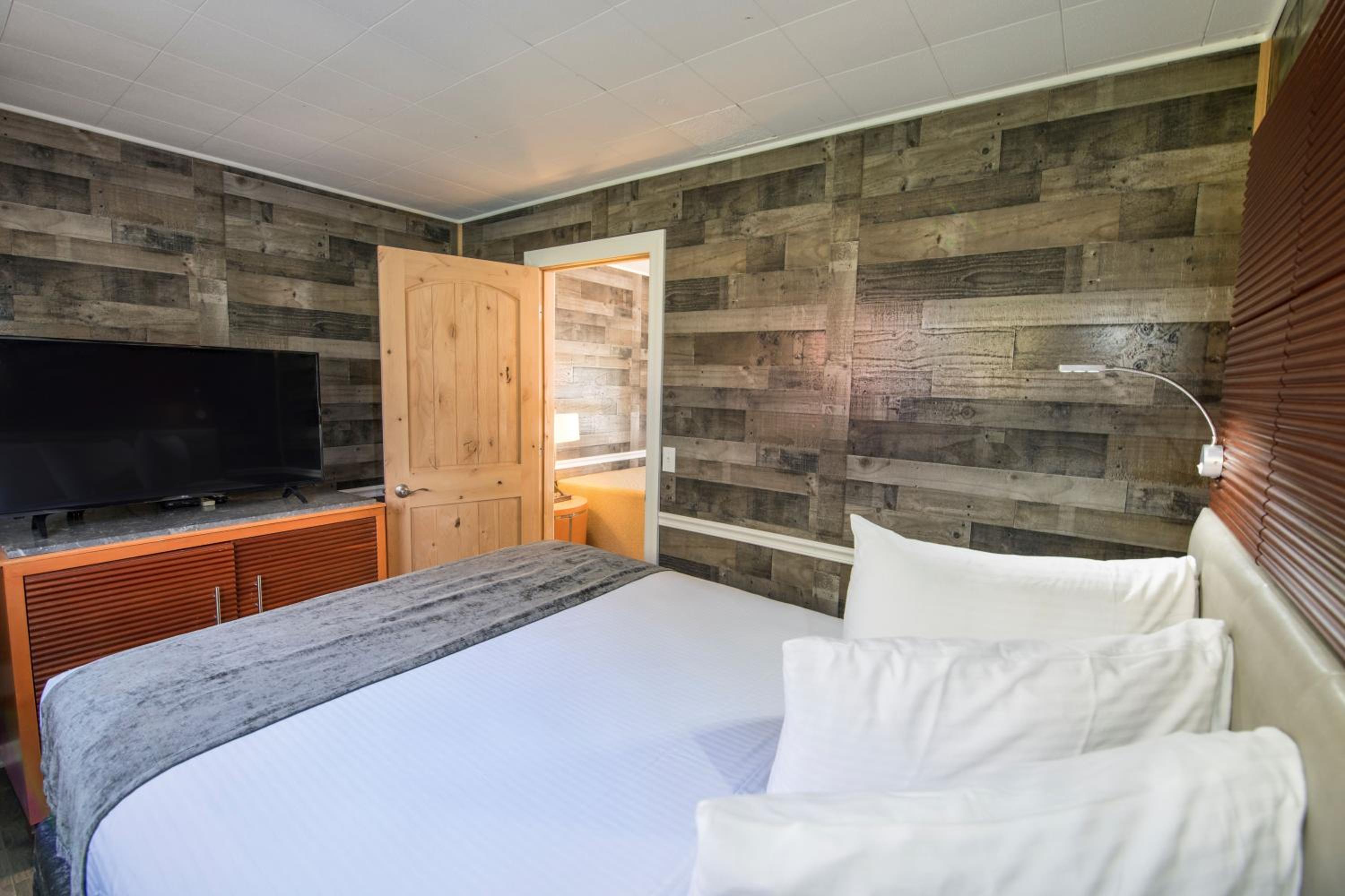 Delton Oaks Resort Motel