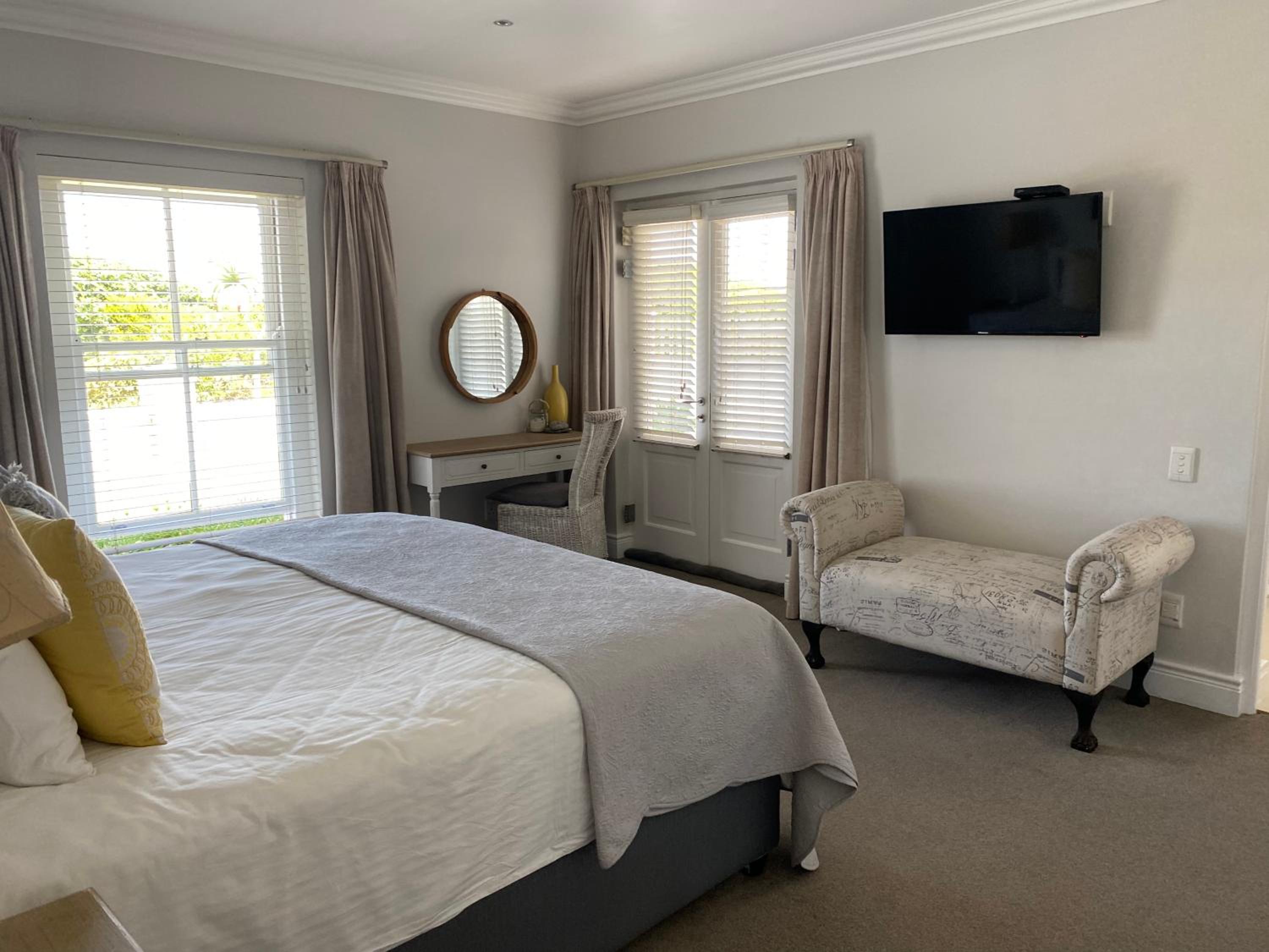 Hermanus Vacations - Shore's Edge Luxury Oceanfront Home - Property Image 2