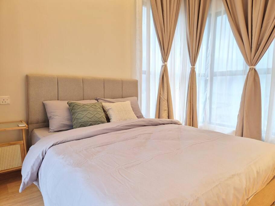 Modern Seaview & City Skyline 3 Rooms 6 Pax