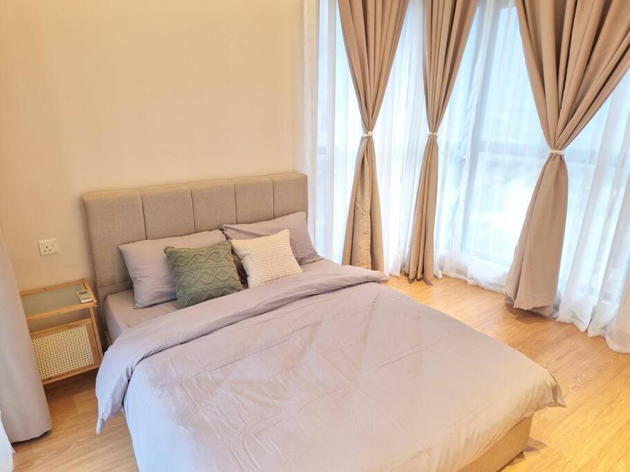 Modern Seaview & City Skyline 3 Rooms 6 Pax