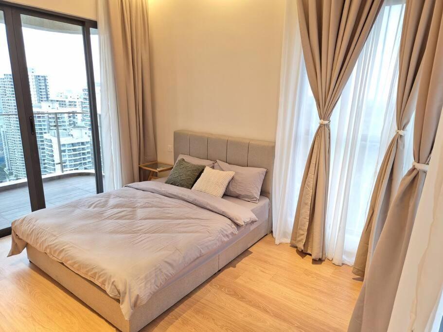 Modern Seaview & City Skyline 3 Rooms 6 Pax