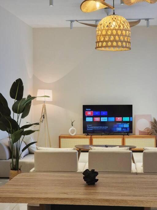 Modern Seaview & City Skyline 3 Rooms 6 Pax