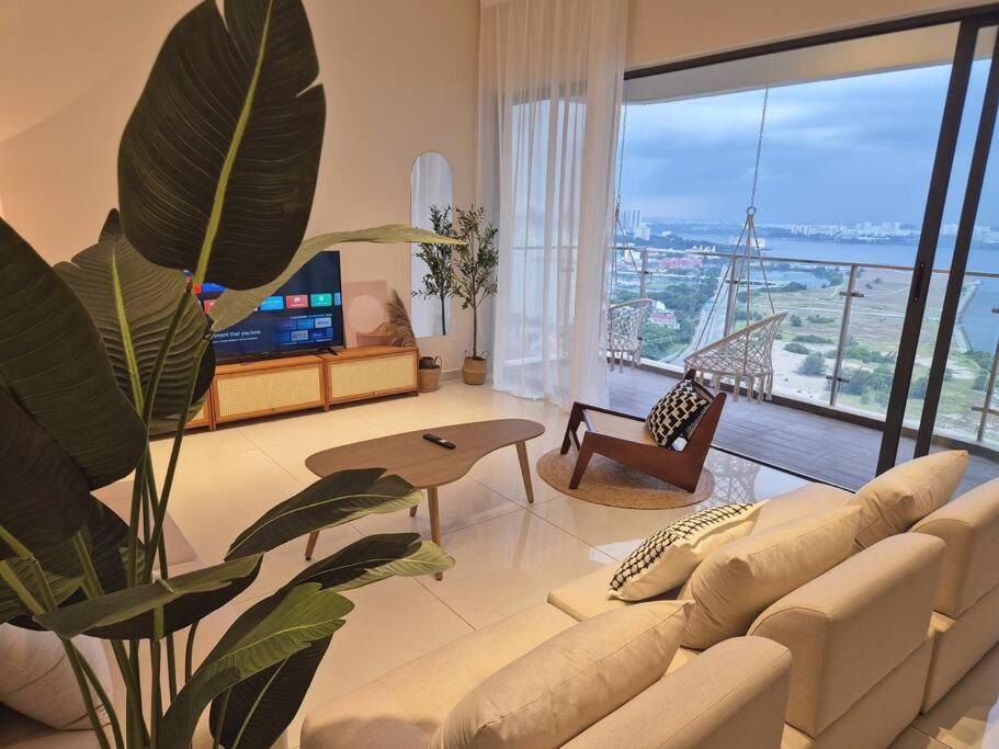Modern Seaview & City Skyline 3 Rooms 6 Pax