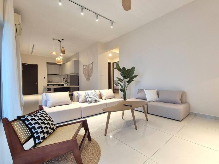 Modern Seaview & City Skyline 3 Rooms 6 Pax