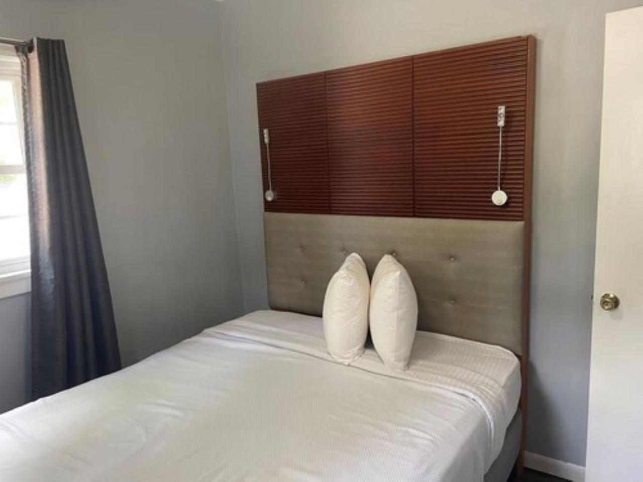 Delton Oaks Resort Motel
