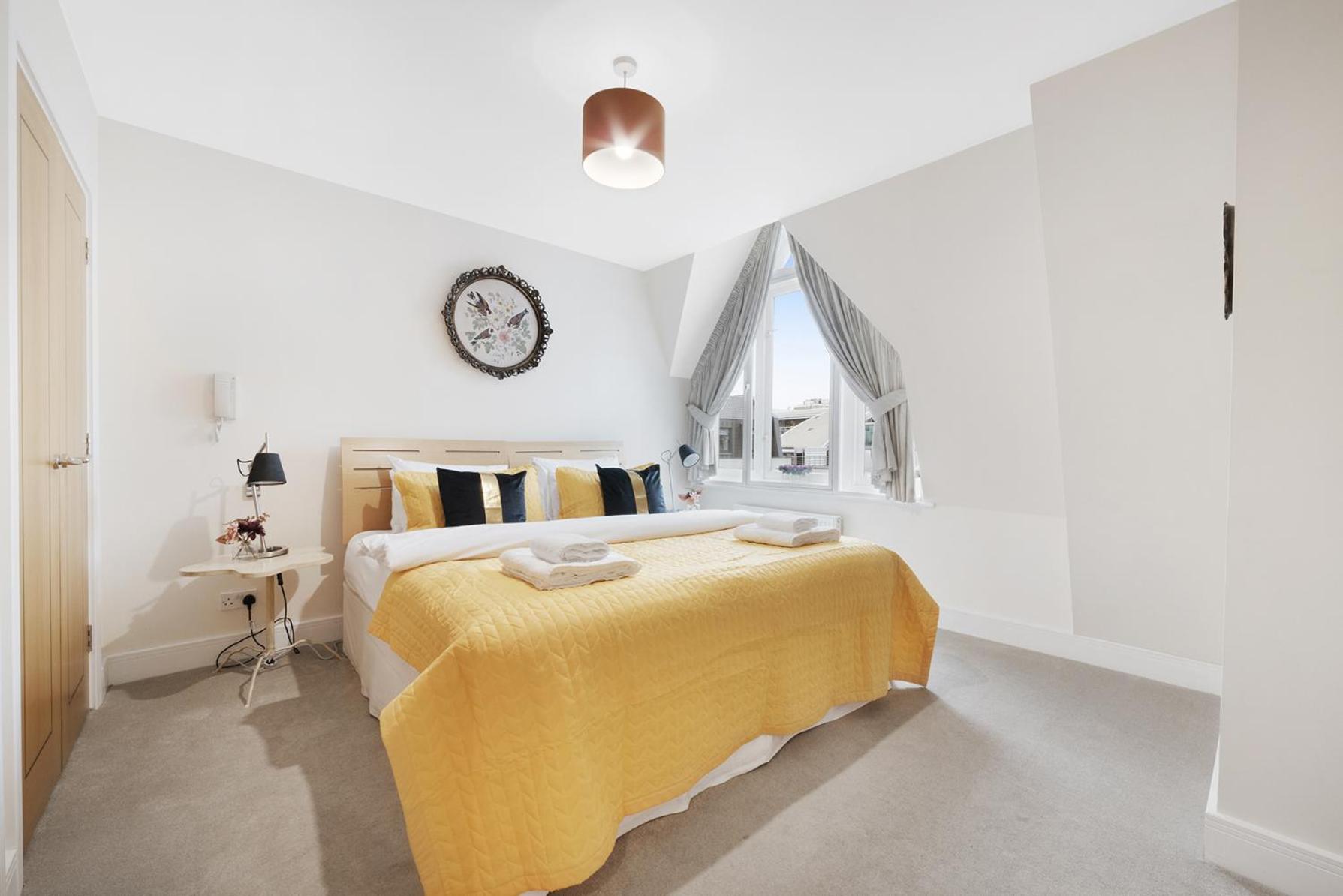 Farringdon Penthouse Spacious 3 Bedroom 2 Bath