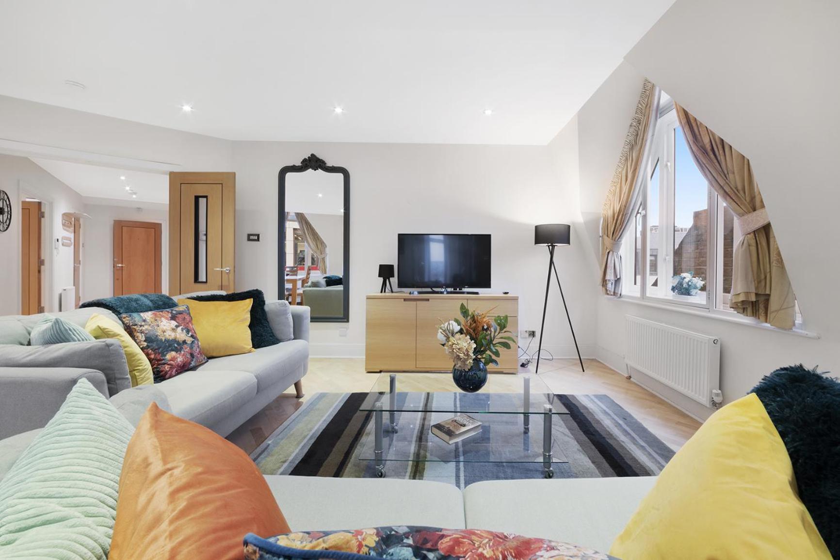 Farringdon Penthouse Spacious 3 Bedroom 2 Bath