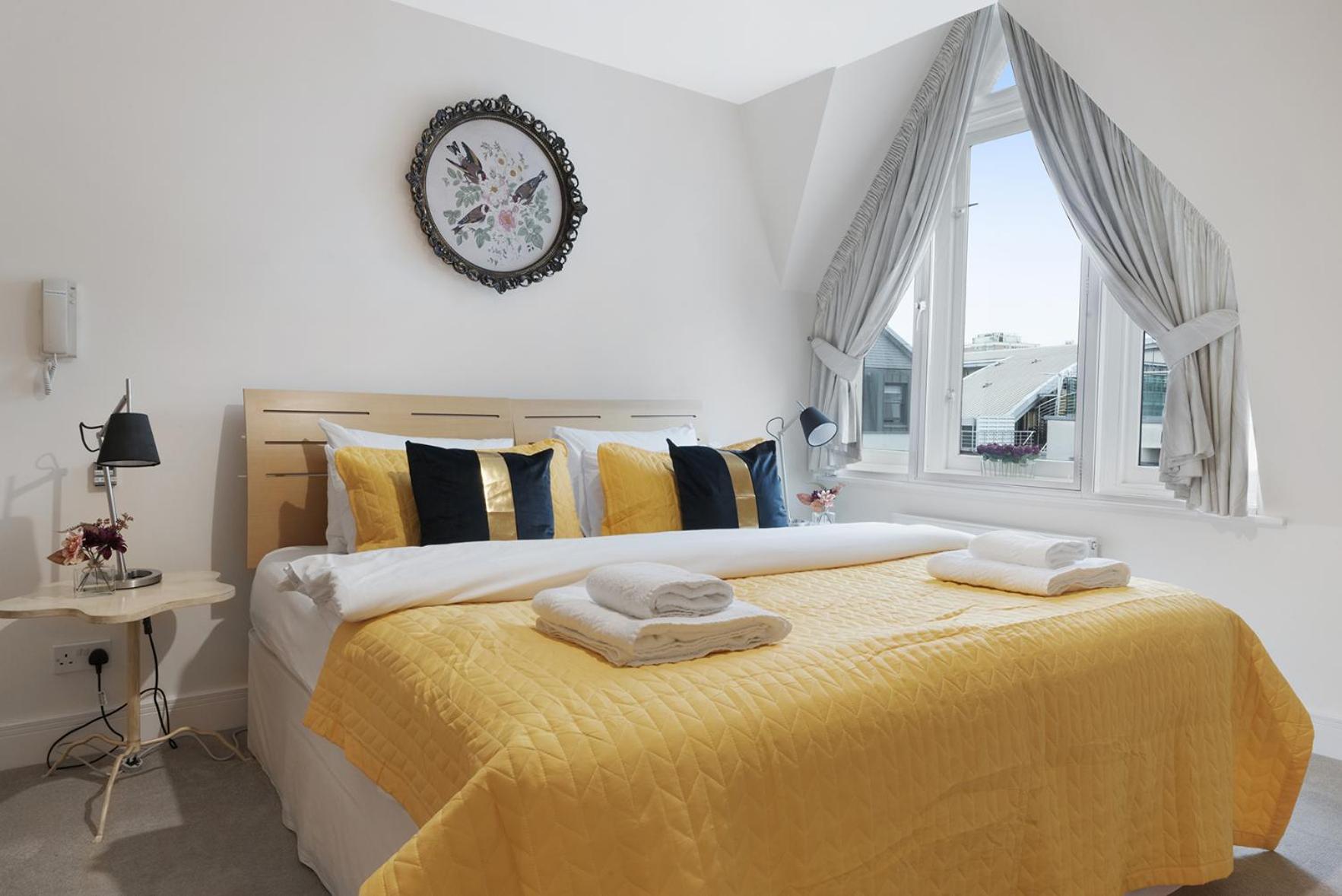Farringdon Penthouse Spacious 3 Bedroom 2 Bath
