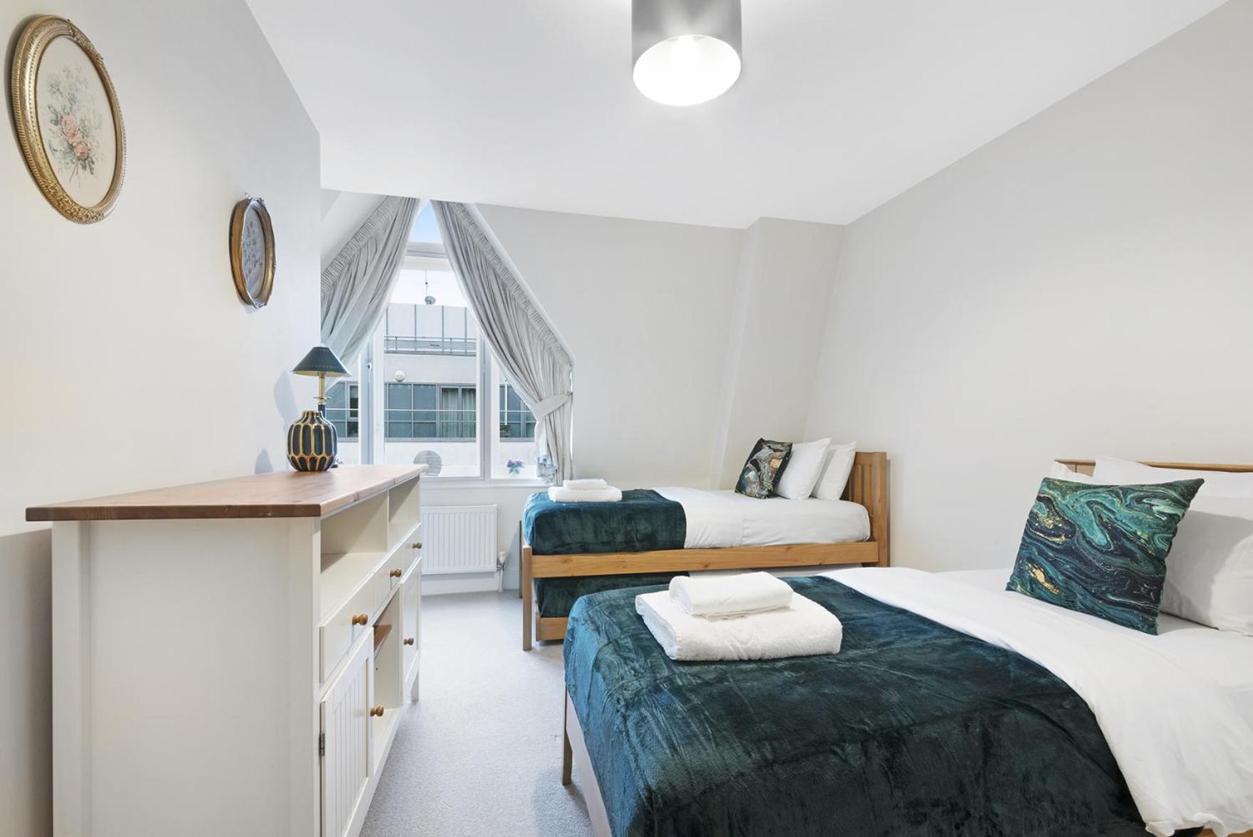 Farringdon Penthouse Spacious 3 Bedroom 2 Bath