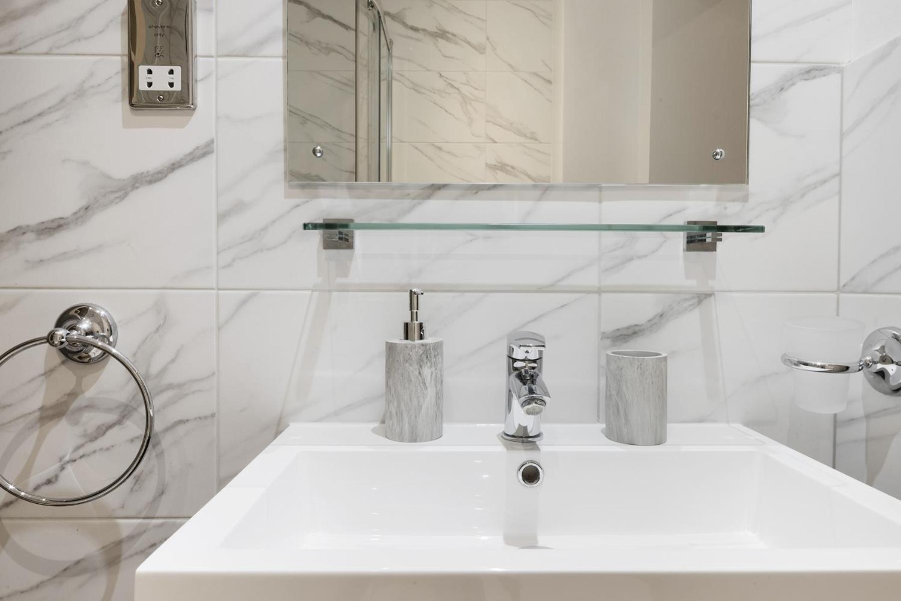 Farringdon Penthouse Spacious 3 Bedroom 2 Bath