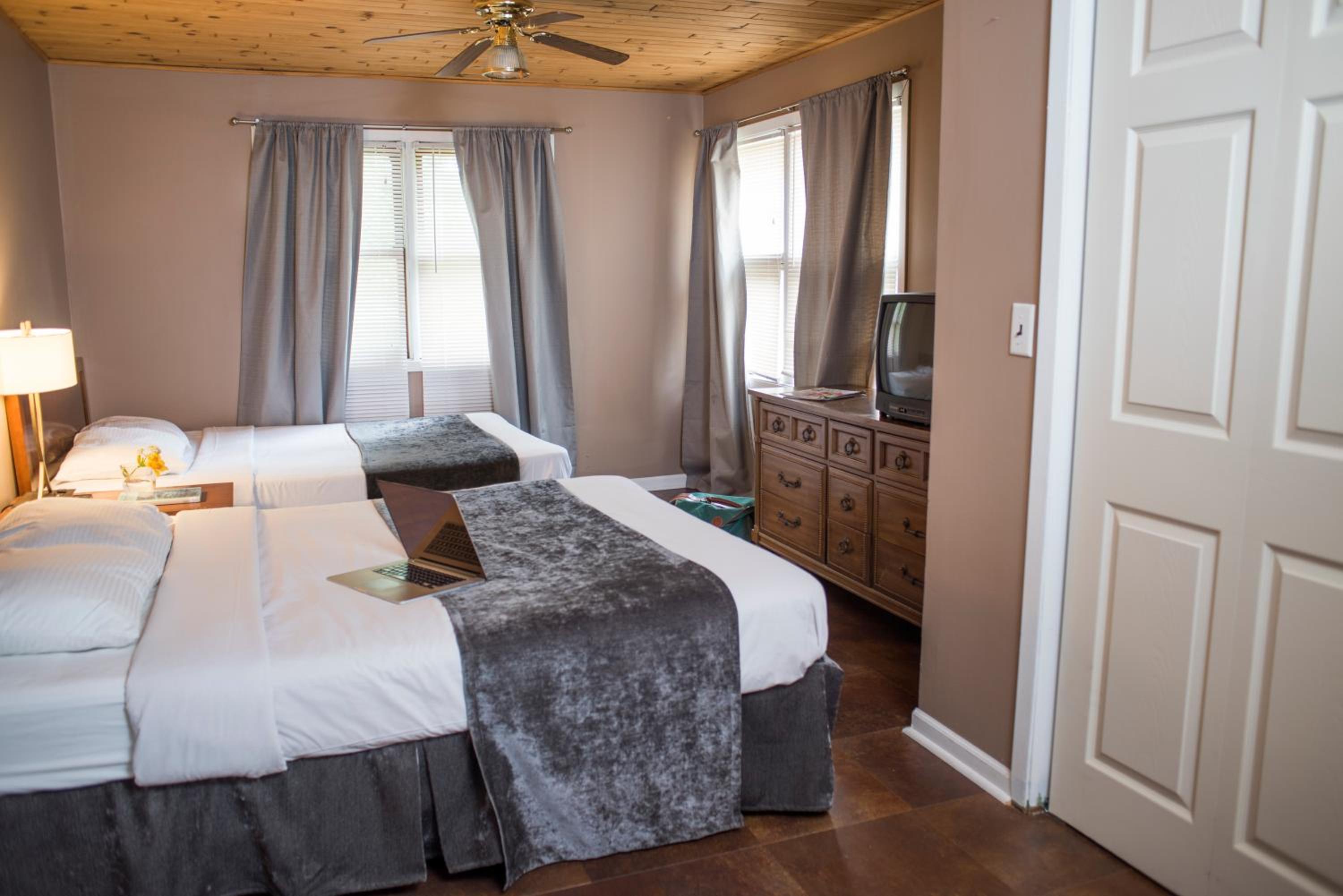 Delton Oaks Resort Motel