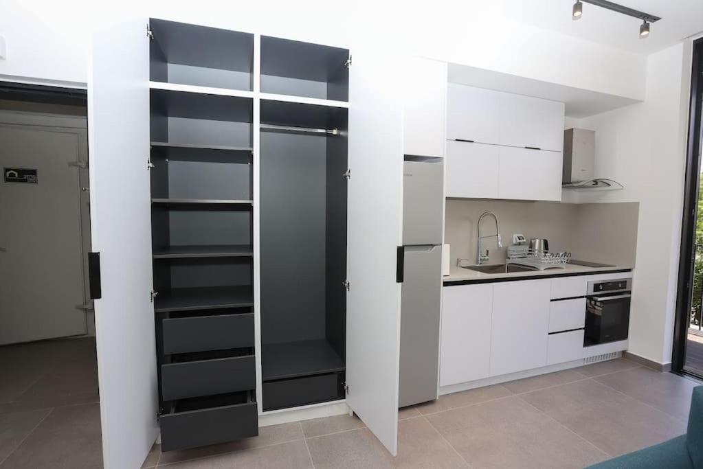 Luxury Studio Beach Flat 421 view 3