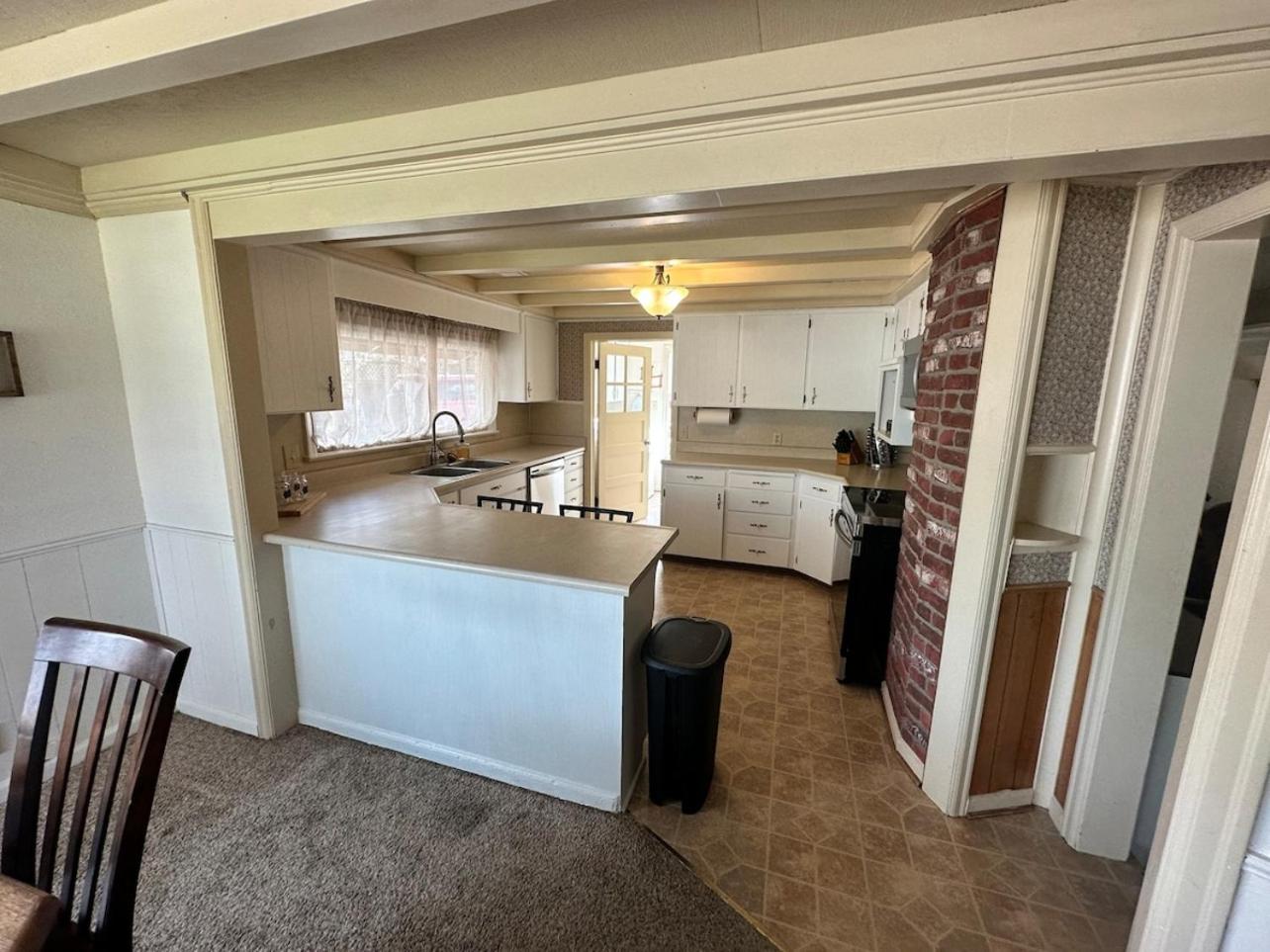 Medford Vacations - Medford Home And 2 Condos With Pool - Property Image 32