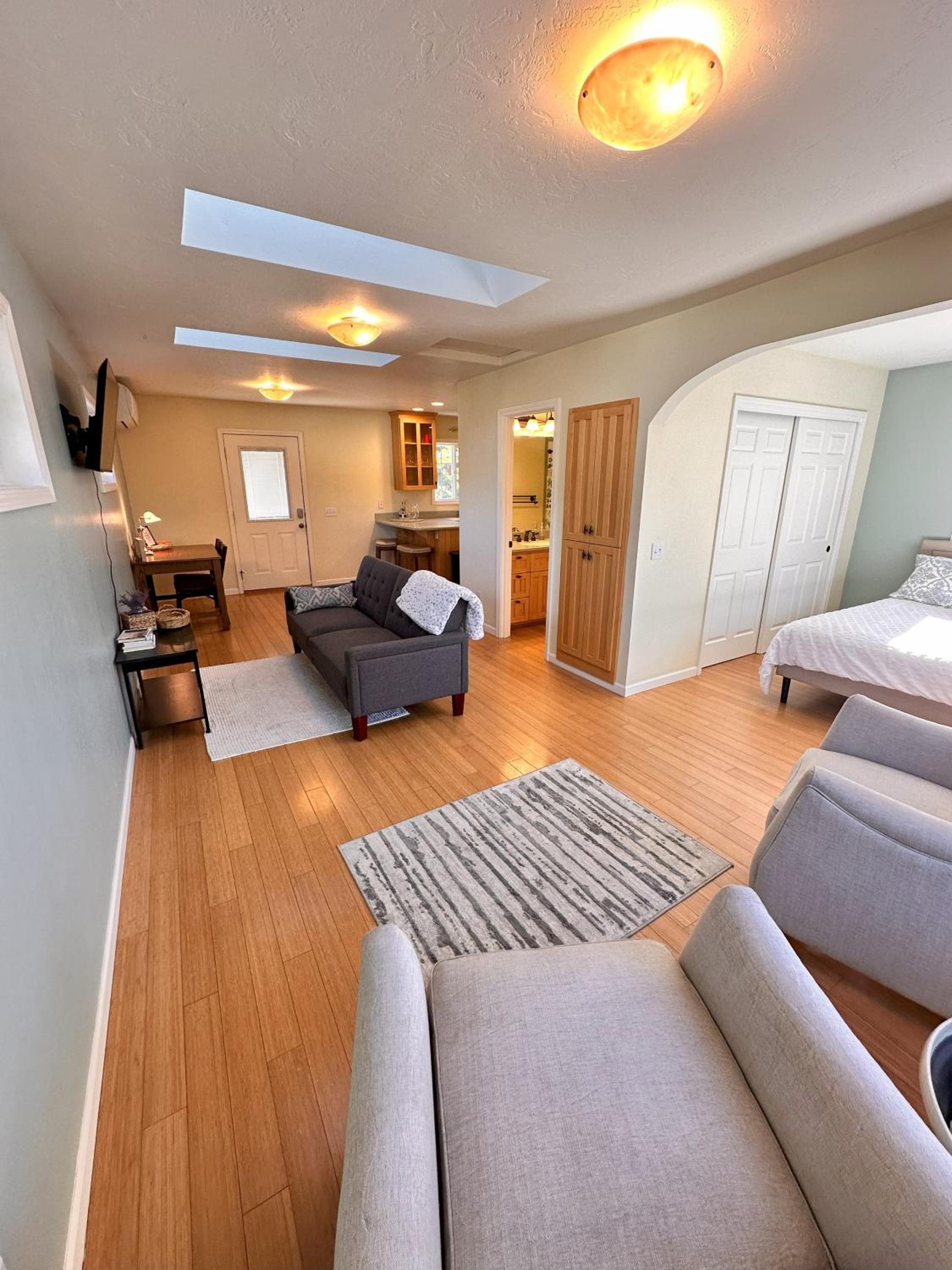 Medford Vacations - Medford Home And 2 Condos With Pool - Property Image 33