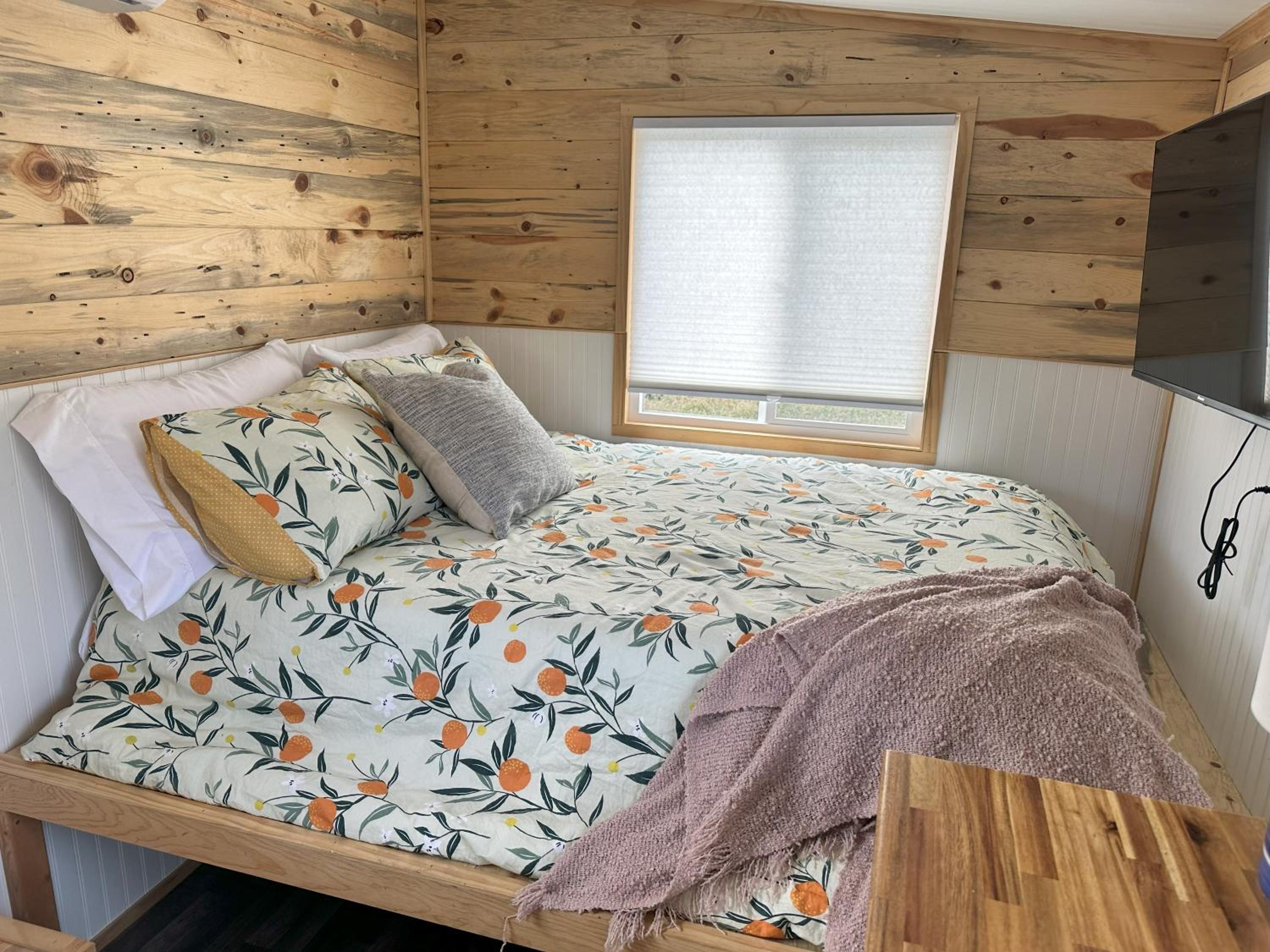 Enchanting Getaway Farmhouse And Tiny House Duo - Property Image 6