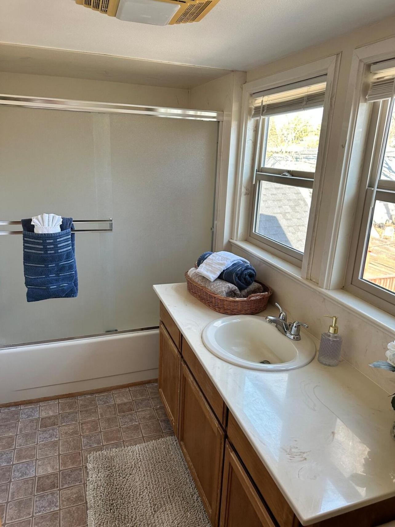 Medford Vacations - Medford Home And 2 Condos With Pool - Property Image 36