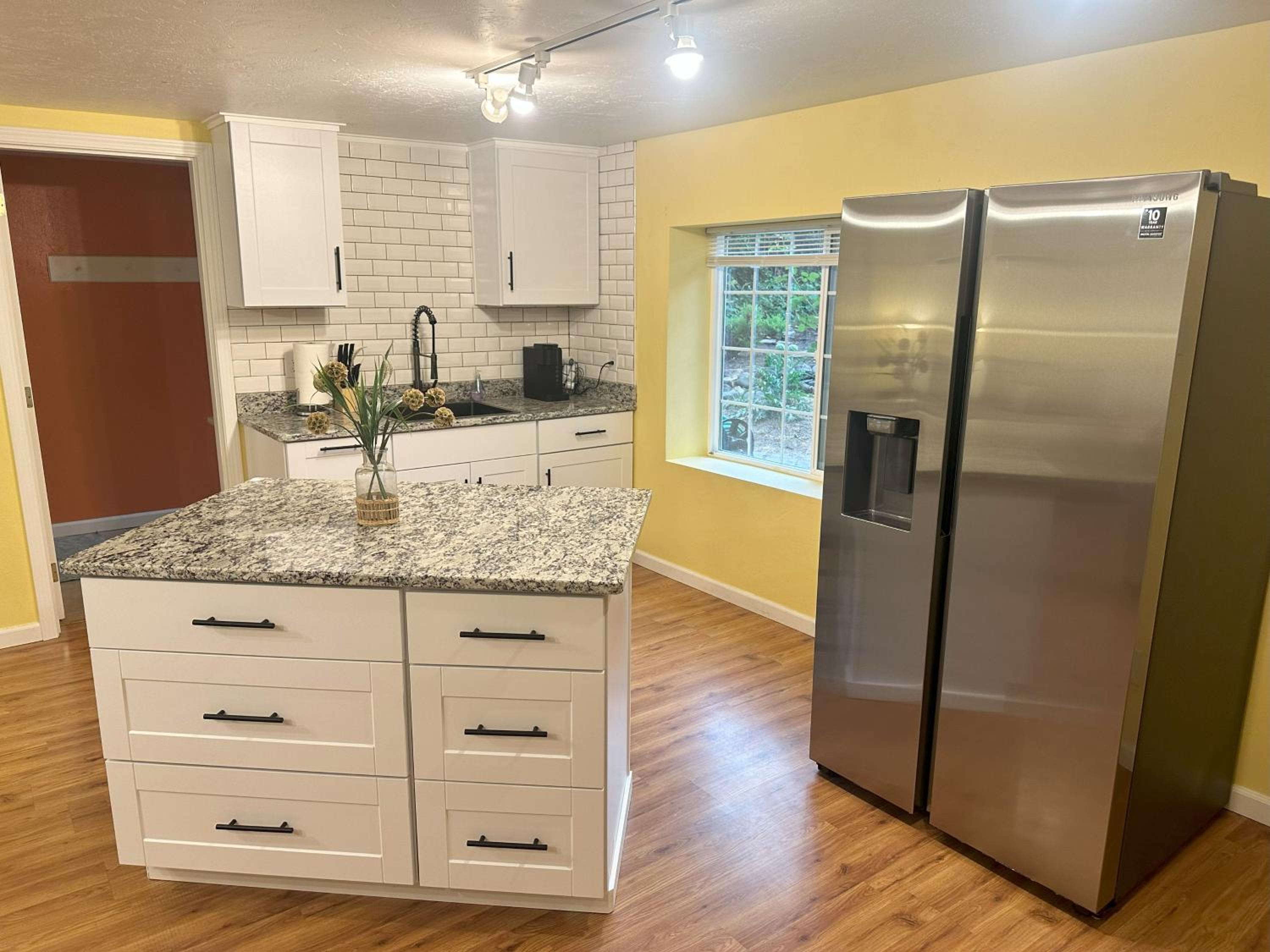 Medford Vacations - Medford Home And 2 Condos With Pool - Property Image 3
