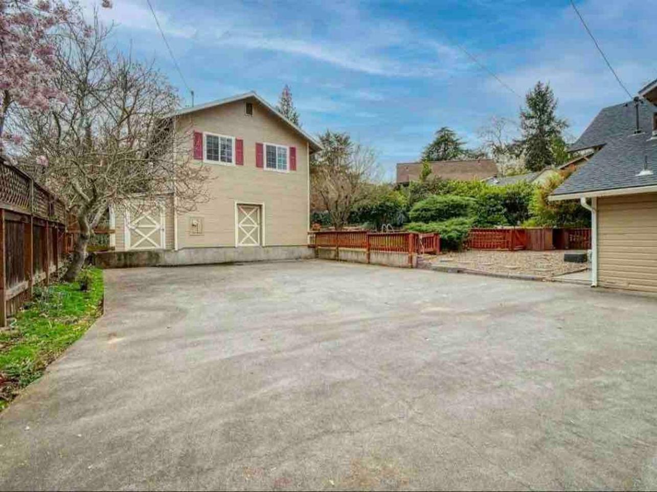 Medford Vacations - Medford Home And 2 Condos With Pool - Property Image 5