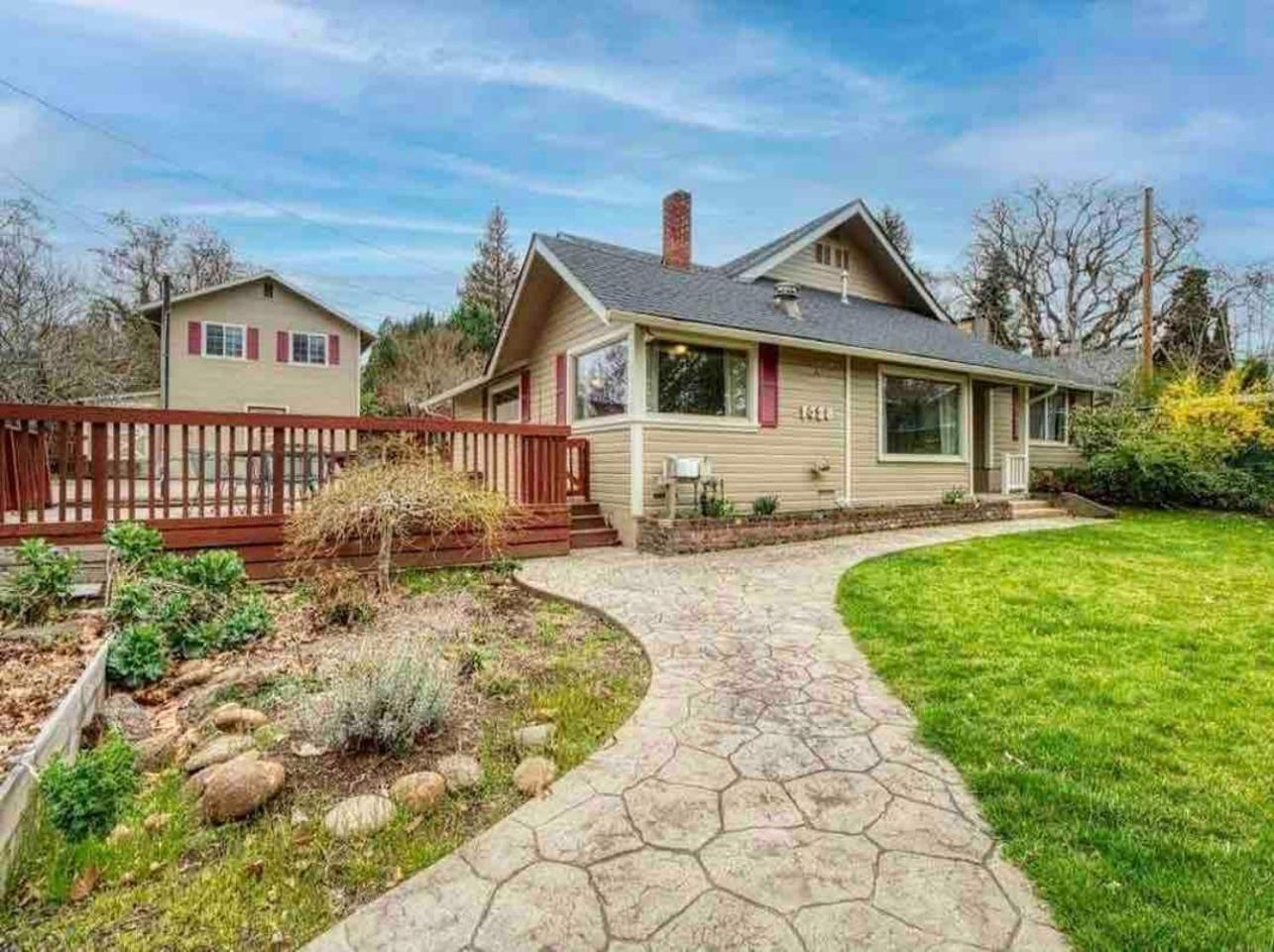 Medford Vacations - Medford Home And 2 Condos With Pool - Property Image 6