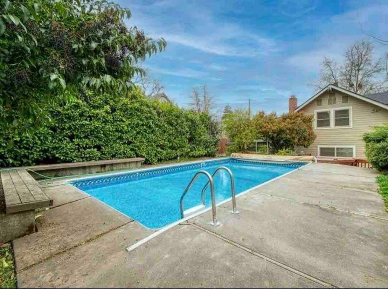 Medford Vacations - Medford Home And 2 Condos With Pool - Property Image 9