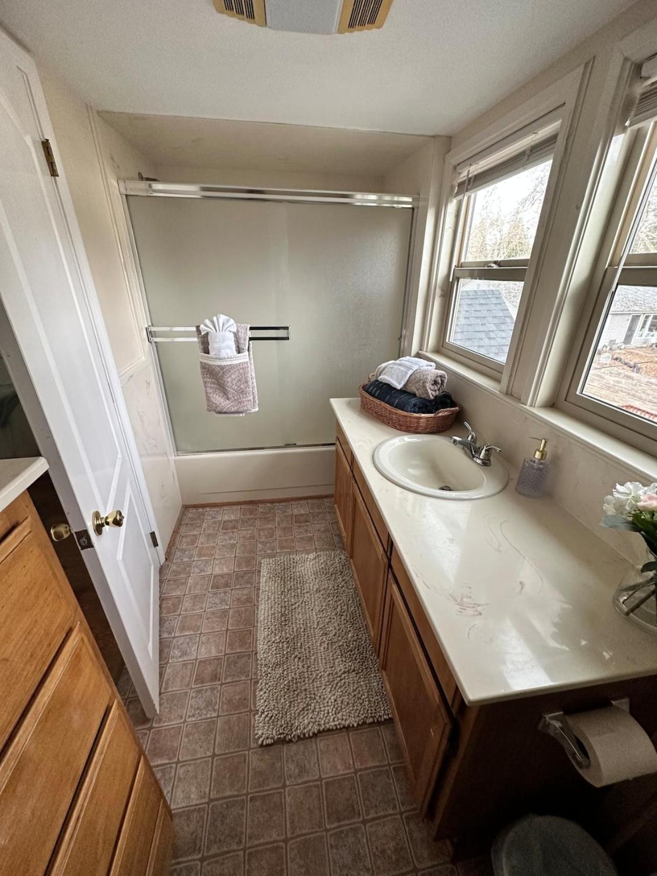 Medford Vacations - Medford Home And 2 Condos With Pool - Property Image 15