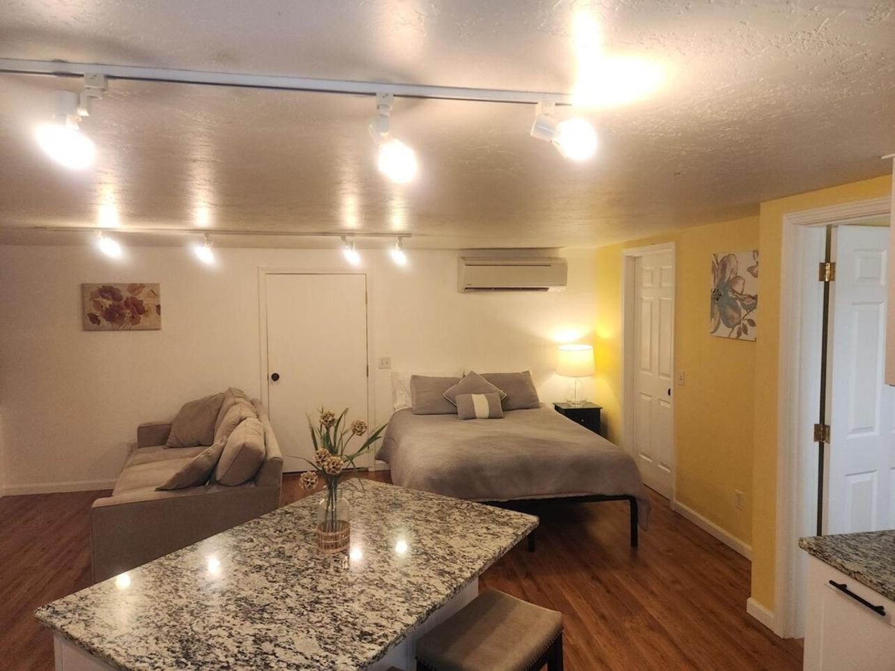 Medford Vacations - Medford Home And 2 Condos With Pool - Property Image 24