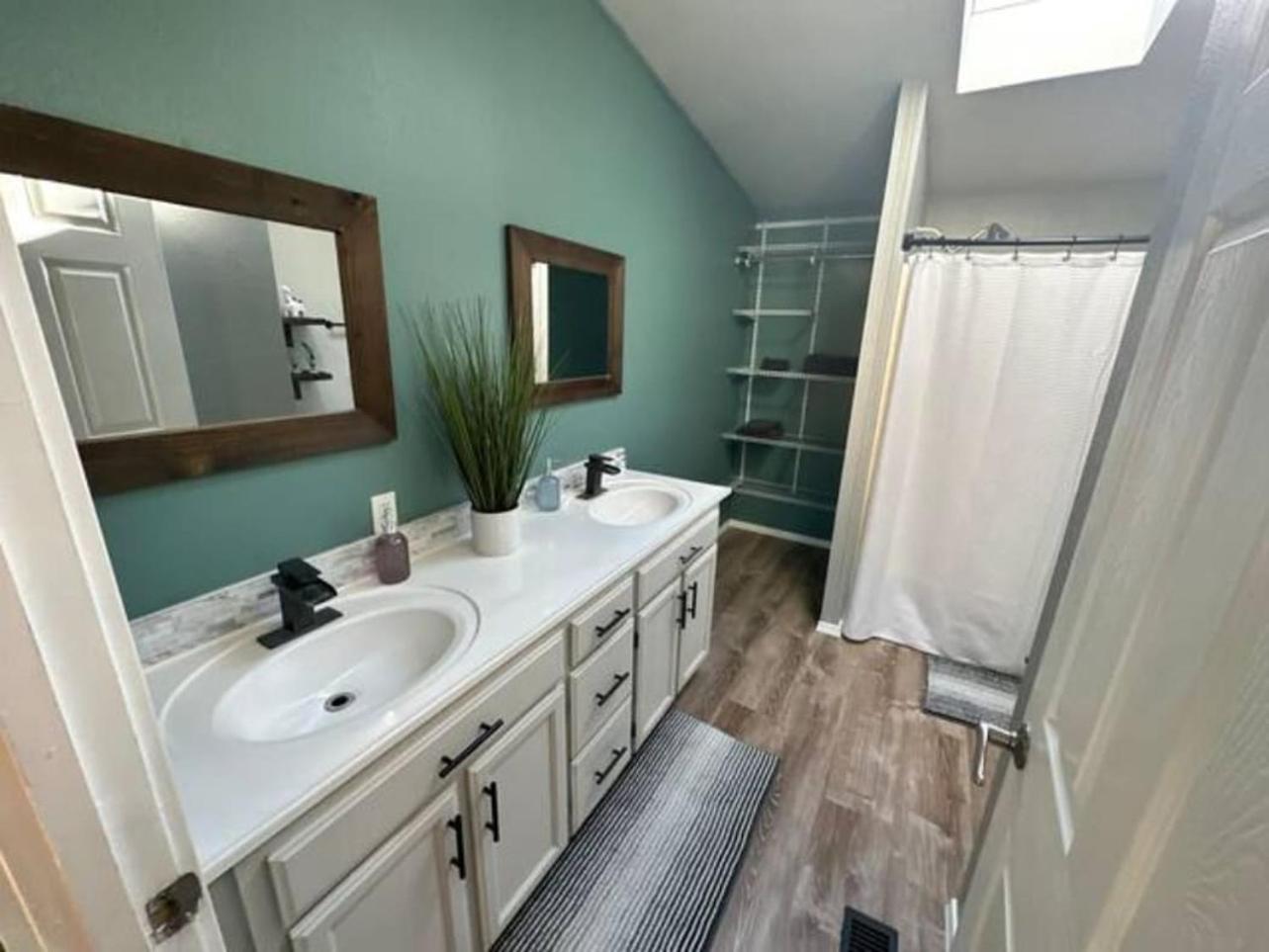Enchanting Getaway Farmhouse And Tiny House Duo - Property Image 10