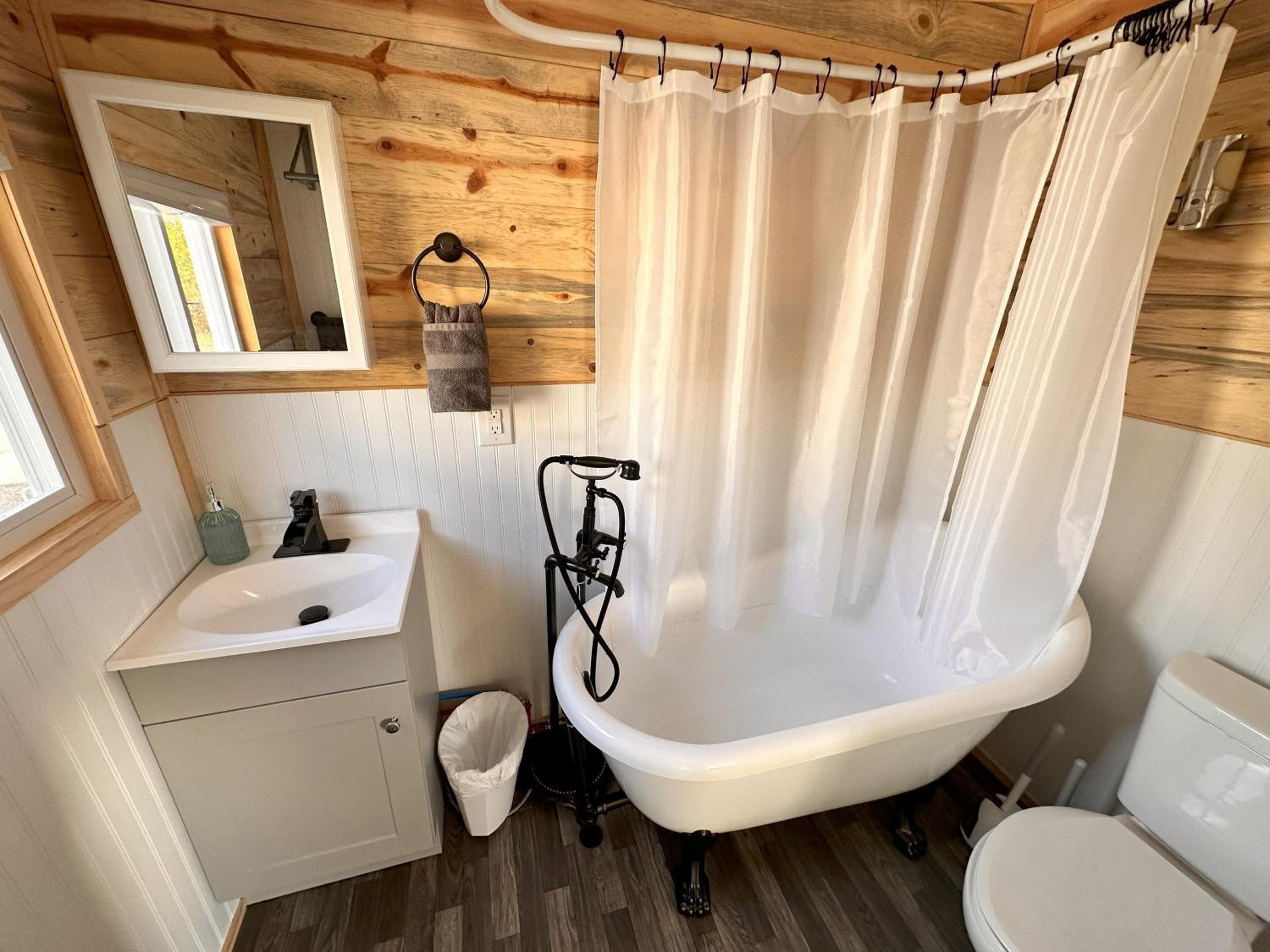 Enchanting Getaway Farmhouse And Tiny House Duo - Property Image 21