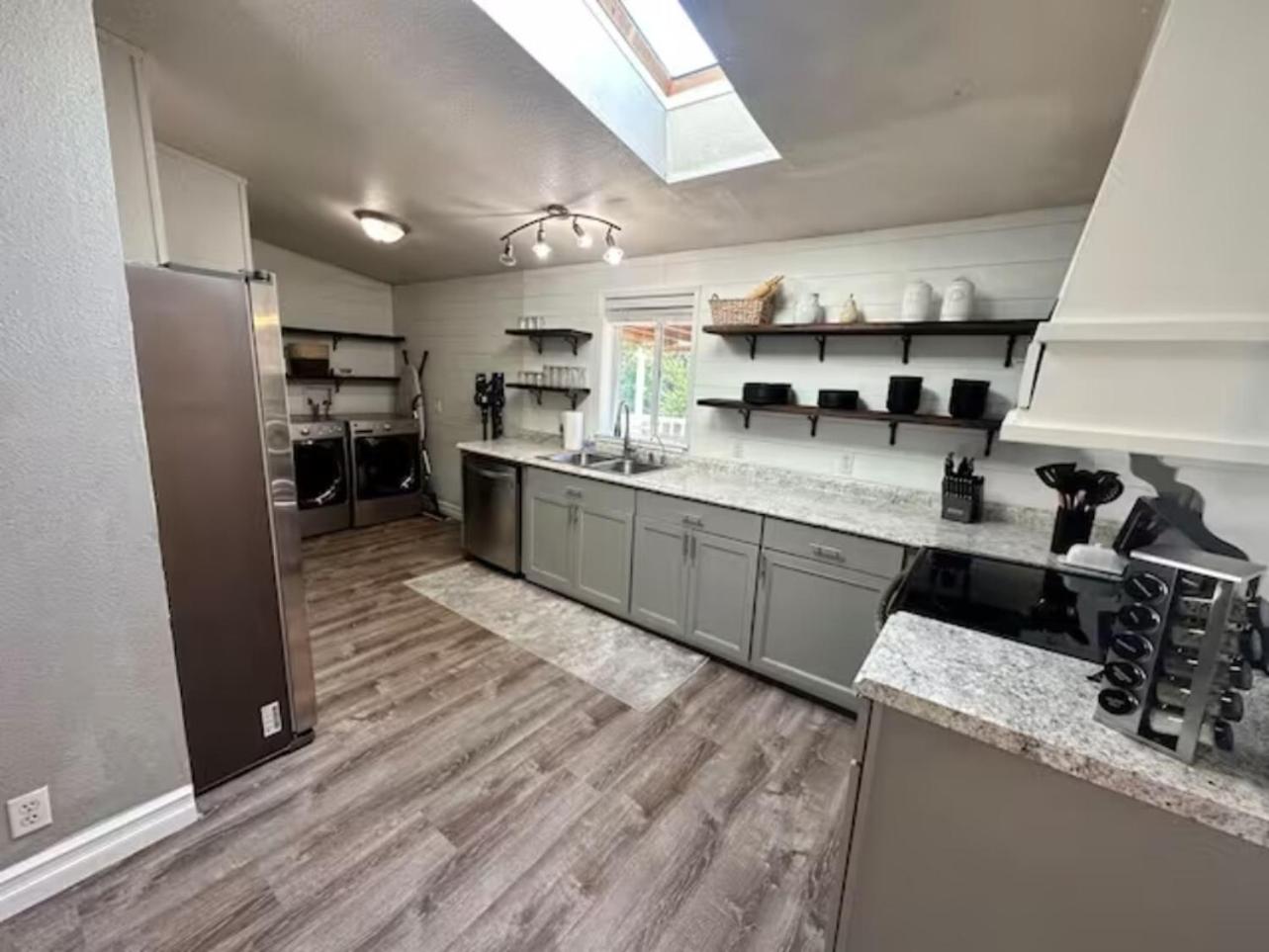 Enchanting Getaway Farmhouse And Tiny House Duo - Property Image 4