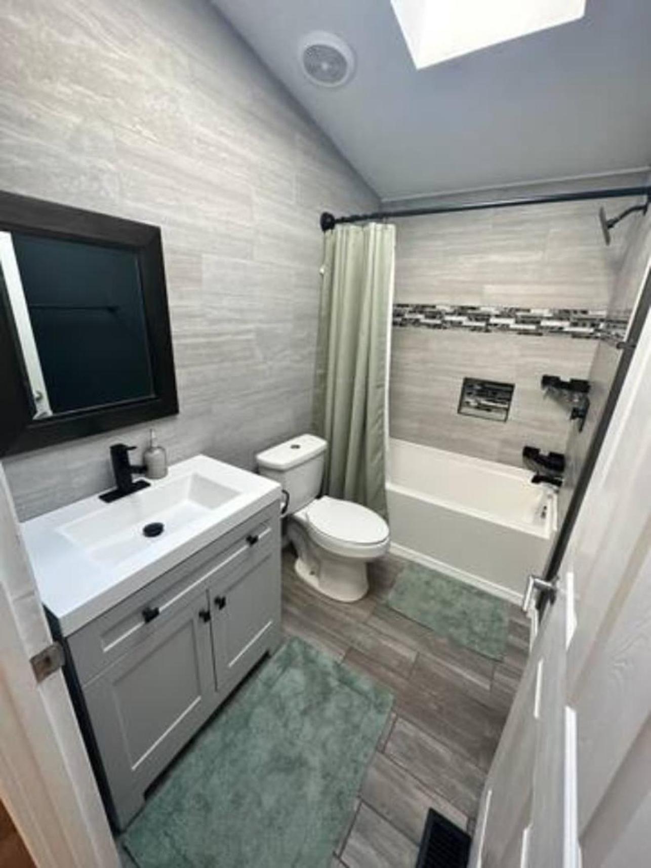 Enchanting Getaway Farmhouse And Tiny House Duo - Property Image 6