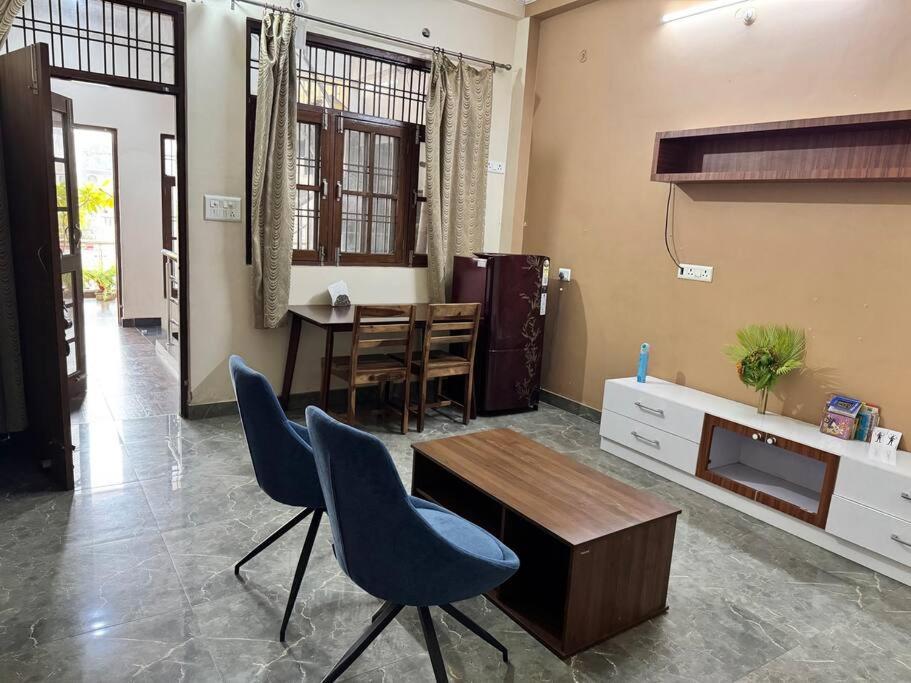 New 2bhk in GomtiNagar heart, 1300 sq ft with garden view 2