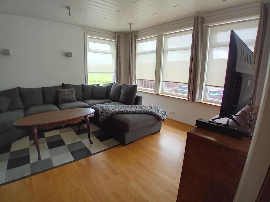 Hóll Guesthouse