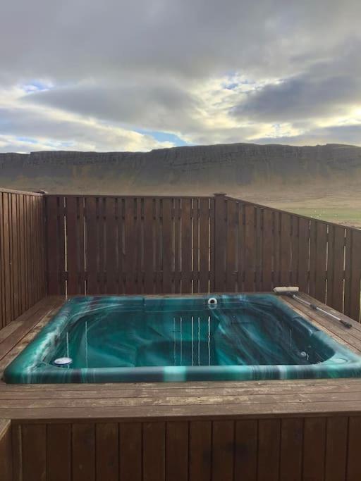 Hóll Guesthouse