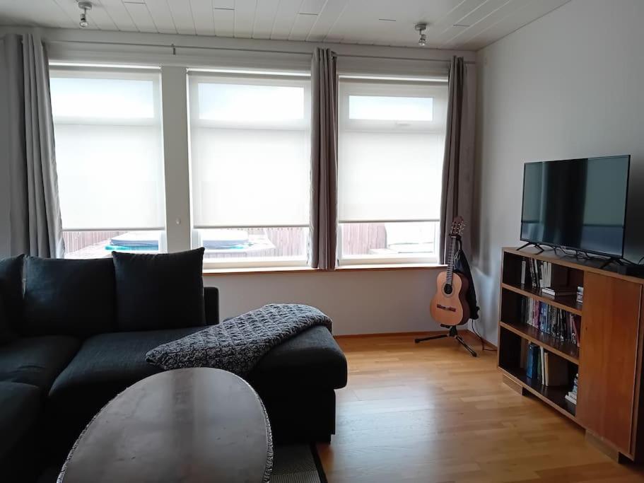 Hóll Guesthouse