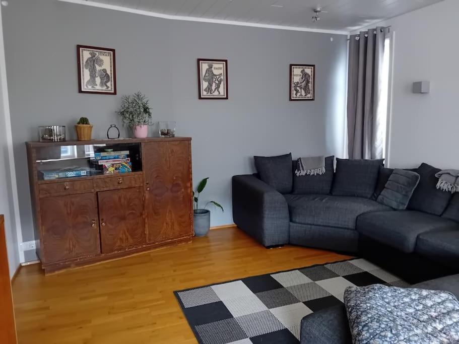 Hóll Guesthouse