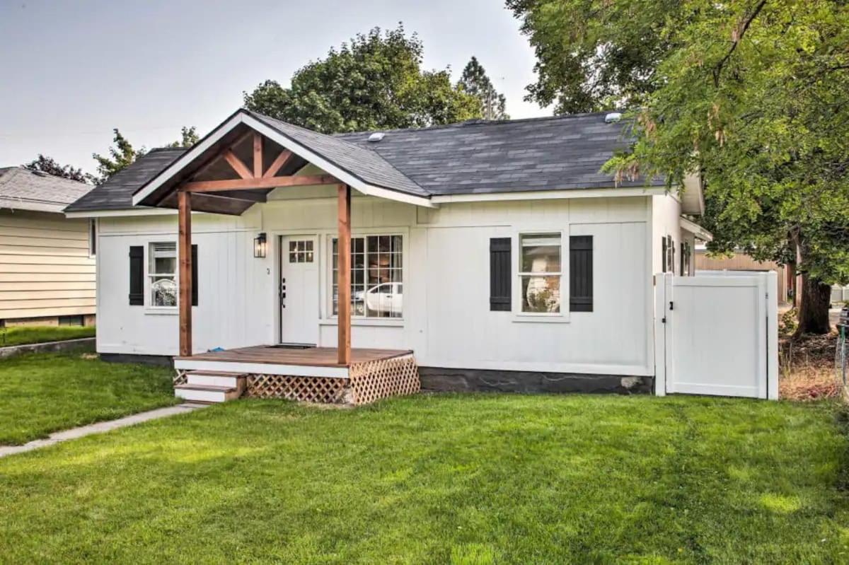 Hotel Cheerful 3 bedroom Villa with Backyard Oasis - Image 1