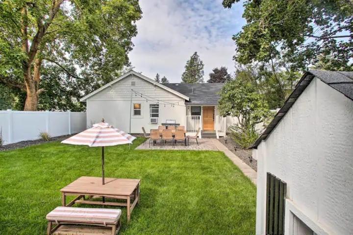 Cheerful 3 bedroom Villa with Backyard Oasis view 2