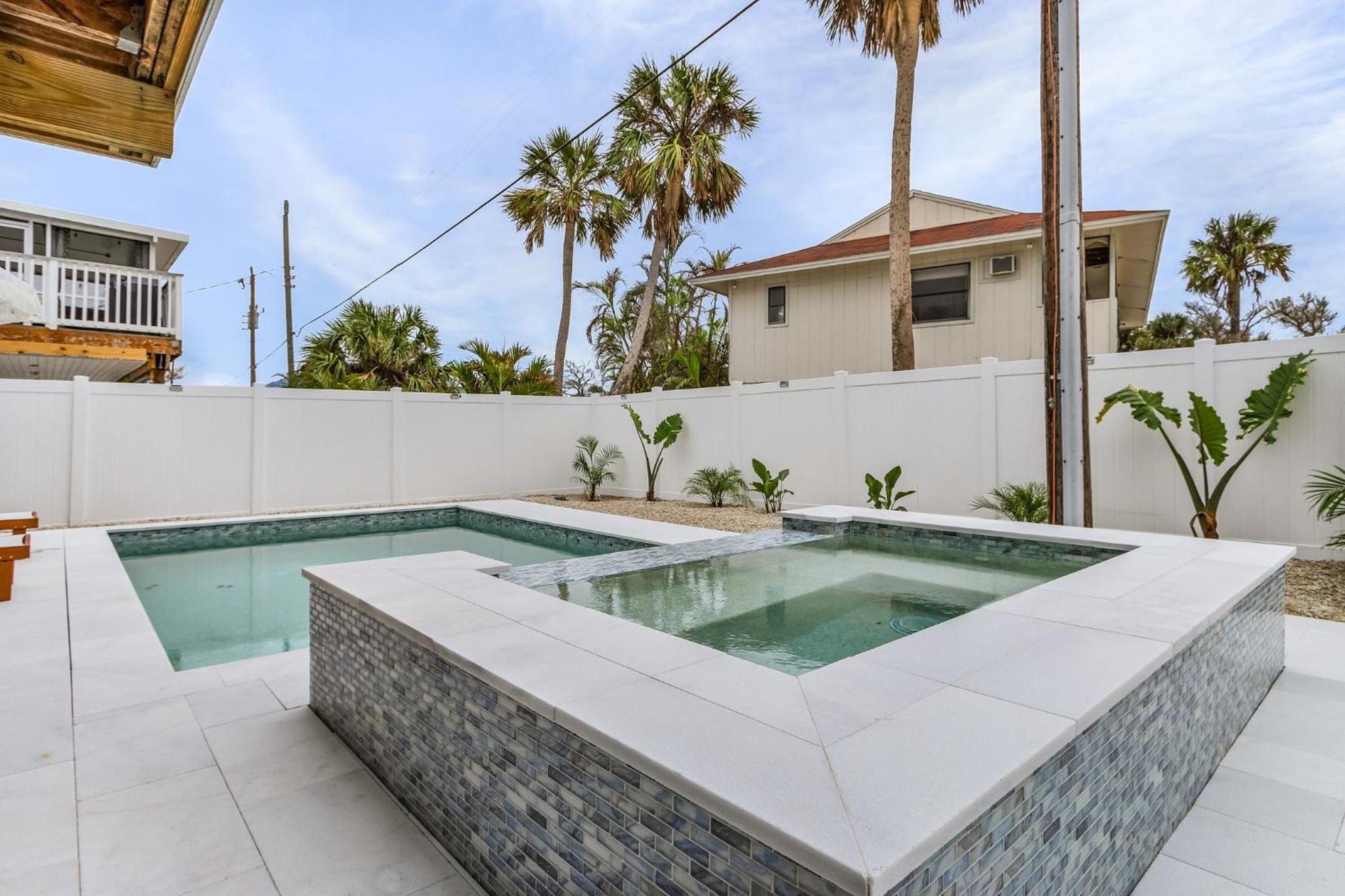Madison Court: Pool, Spa & Walk to the Beach!