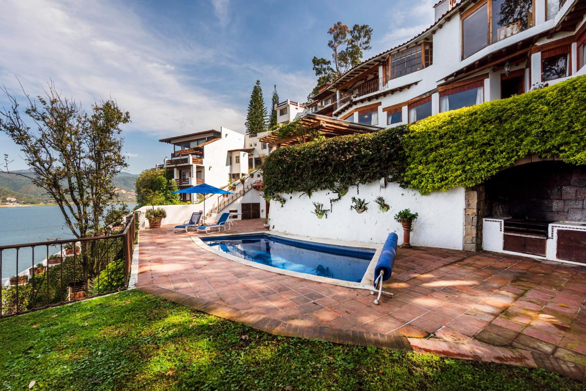 Villa Exclusiva Frente al Lago en la Peña view 3