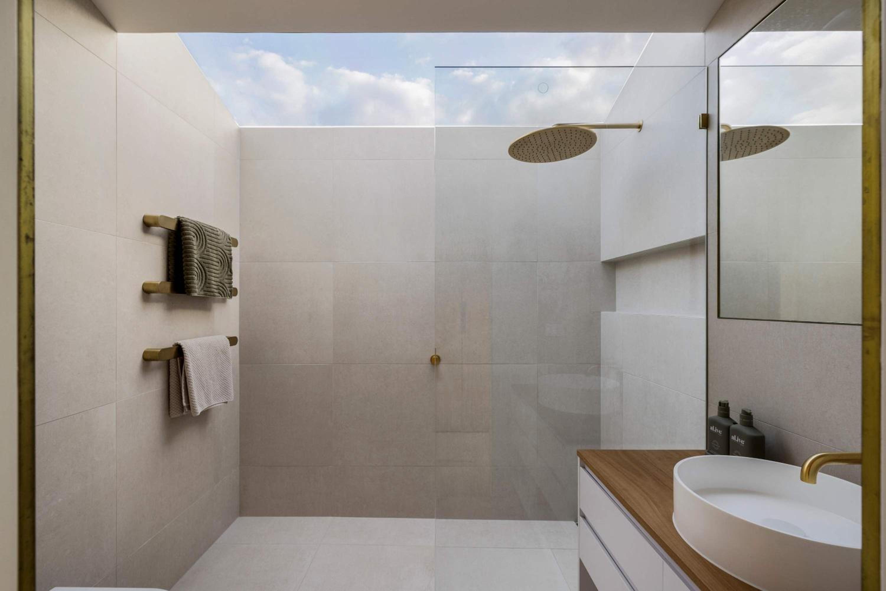 Lumiere - Gas Heated Pool & Stroll to Beach