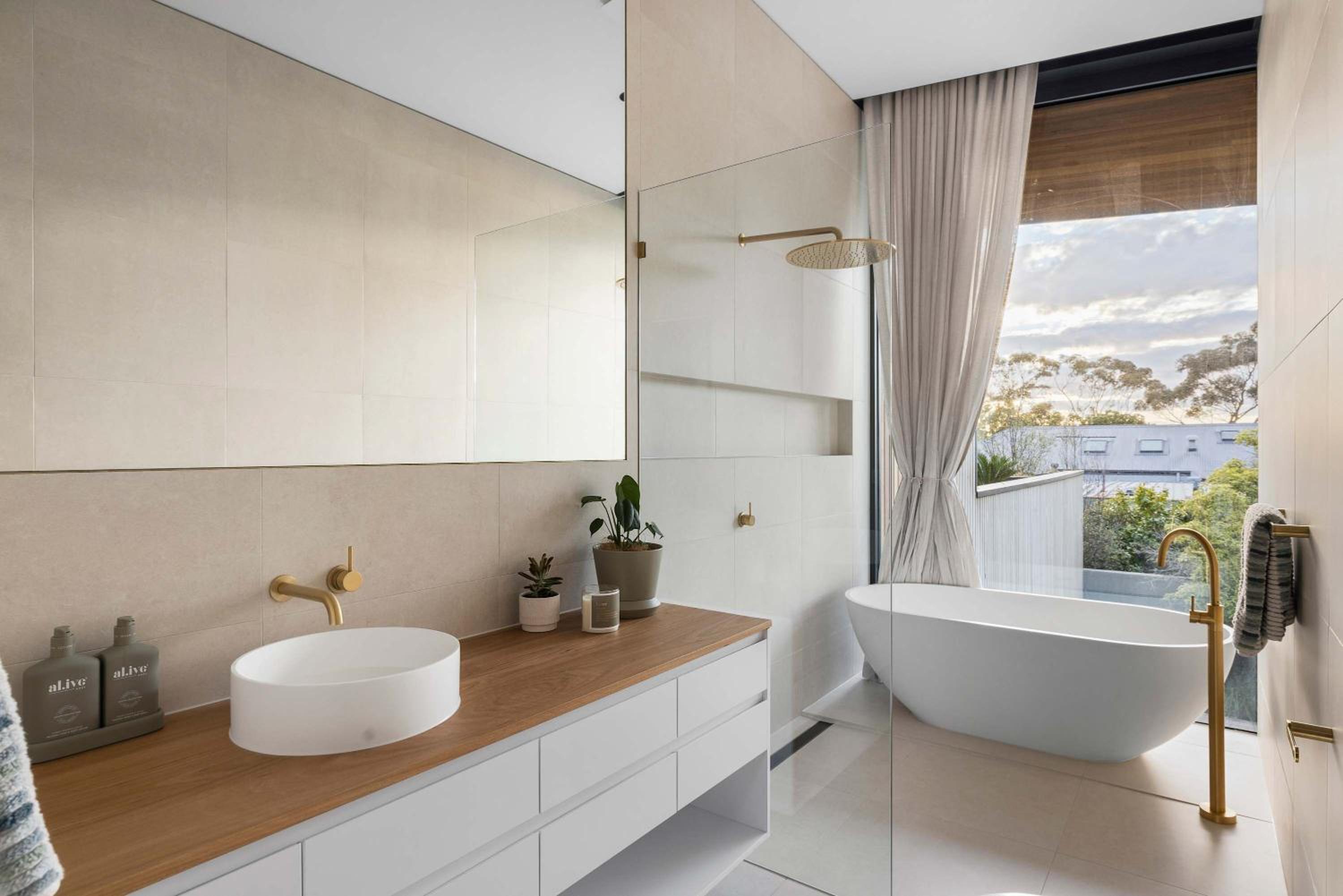 Lumiere - Gas Heated Pool & Stroll to Beach