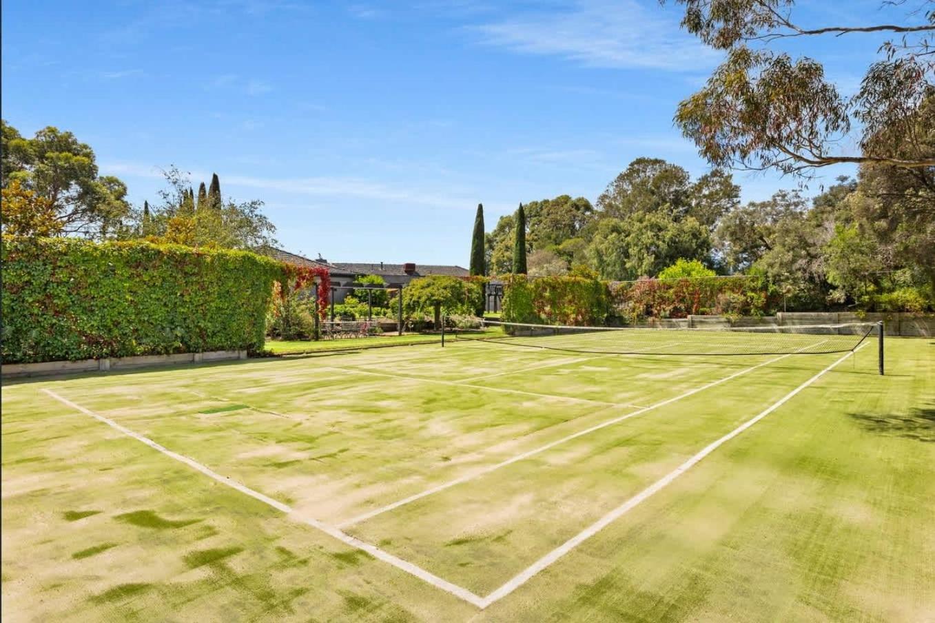 Truemans Estate - Pool Spa & Tennis Court