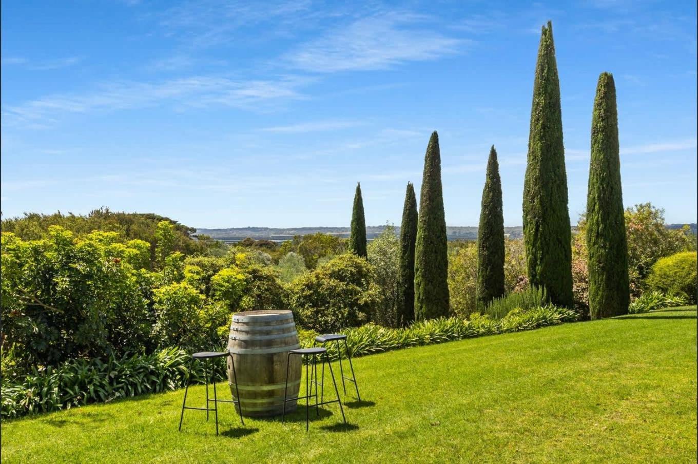 Truemans Estate - Pool Spa & Tennis Court