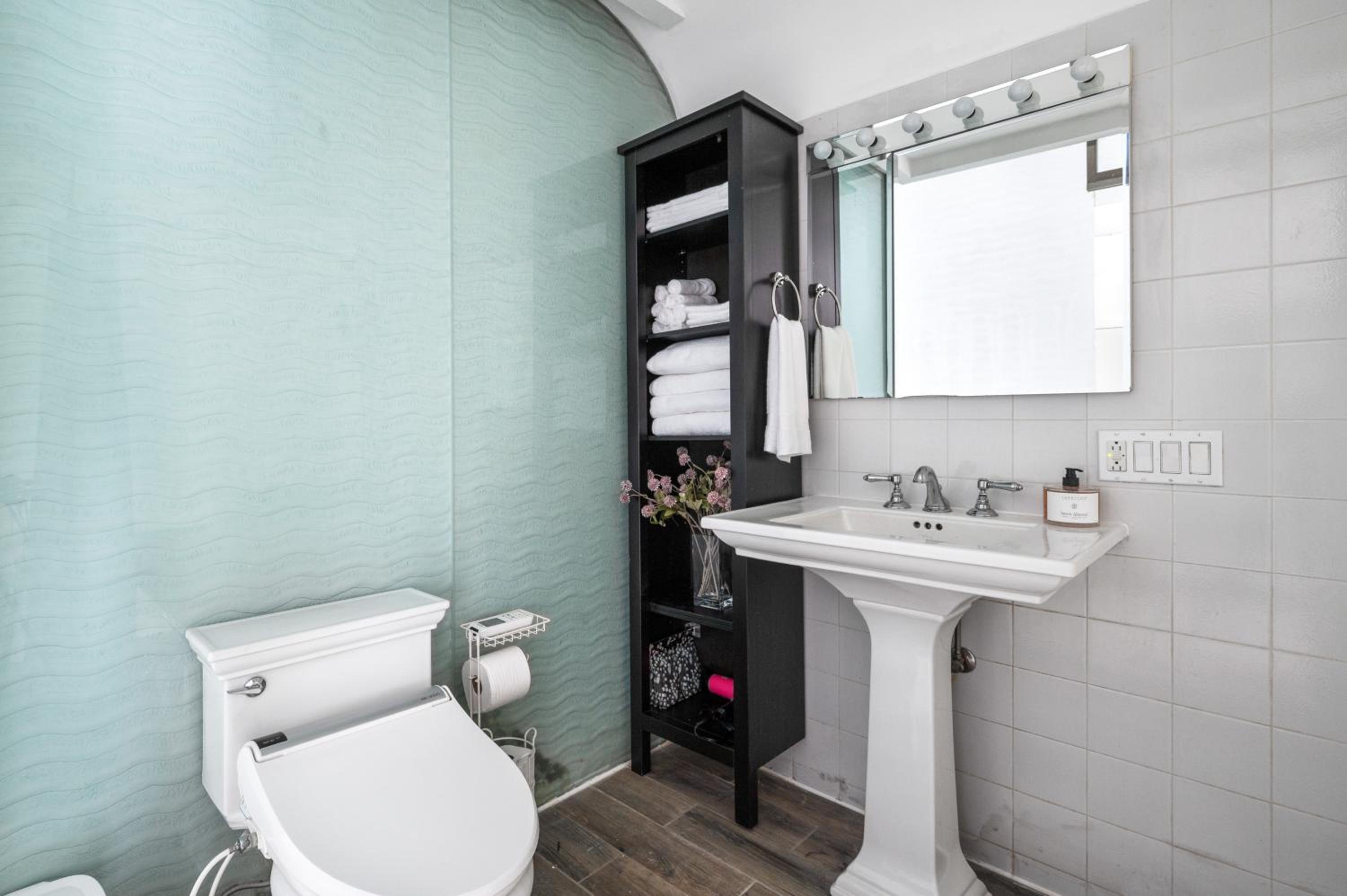 Chinatown Essential 2 Bedroom 900 square feet