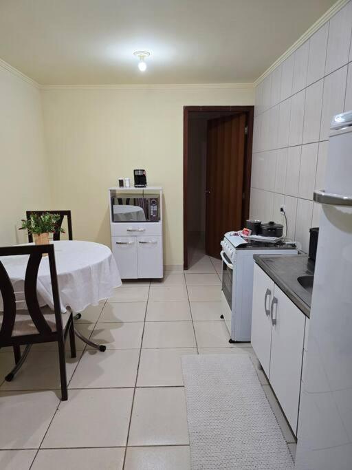 Edificio Hayannes - 1 Quarto - 1 Cozinha - 1 Banheiro - Garagem Coberta - Self Check in -Taxa Para Hospede Com Pets