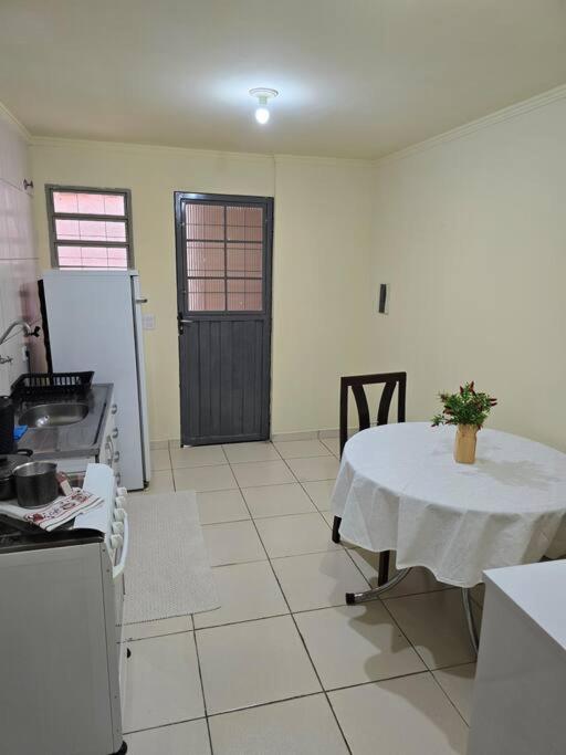 Edificio Hayannes - 1 Quarto - 1 Cozinha - 1 Banheiro - Garagem Coberta - Self Check in -Taxa Para Hospede Com Pets