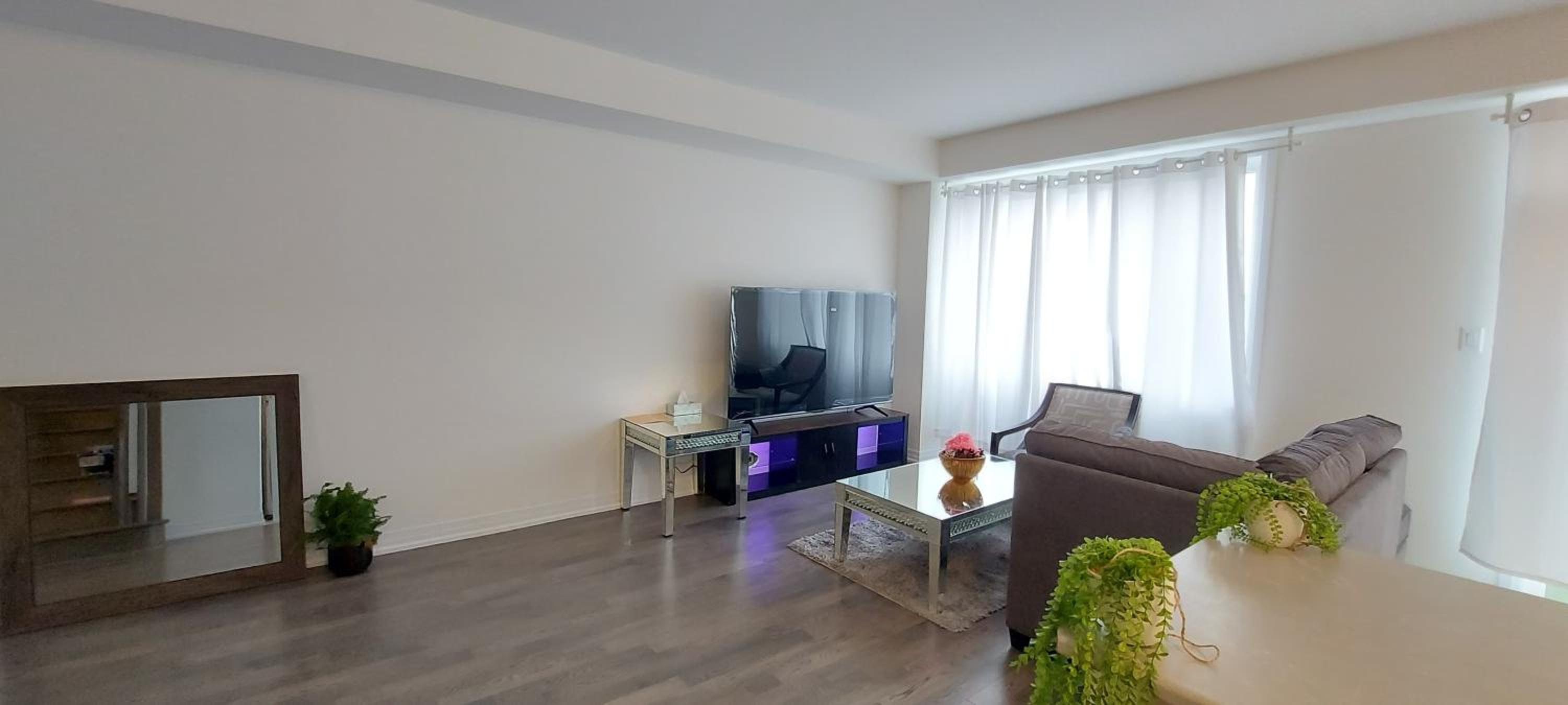 New 3-BR Home Near Niagara Falls with King Bed 75 Inch TV and Free Parking